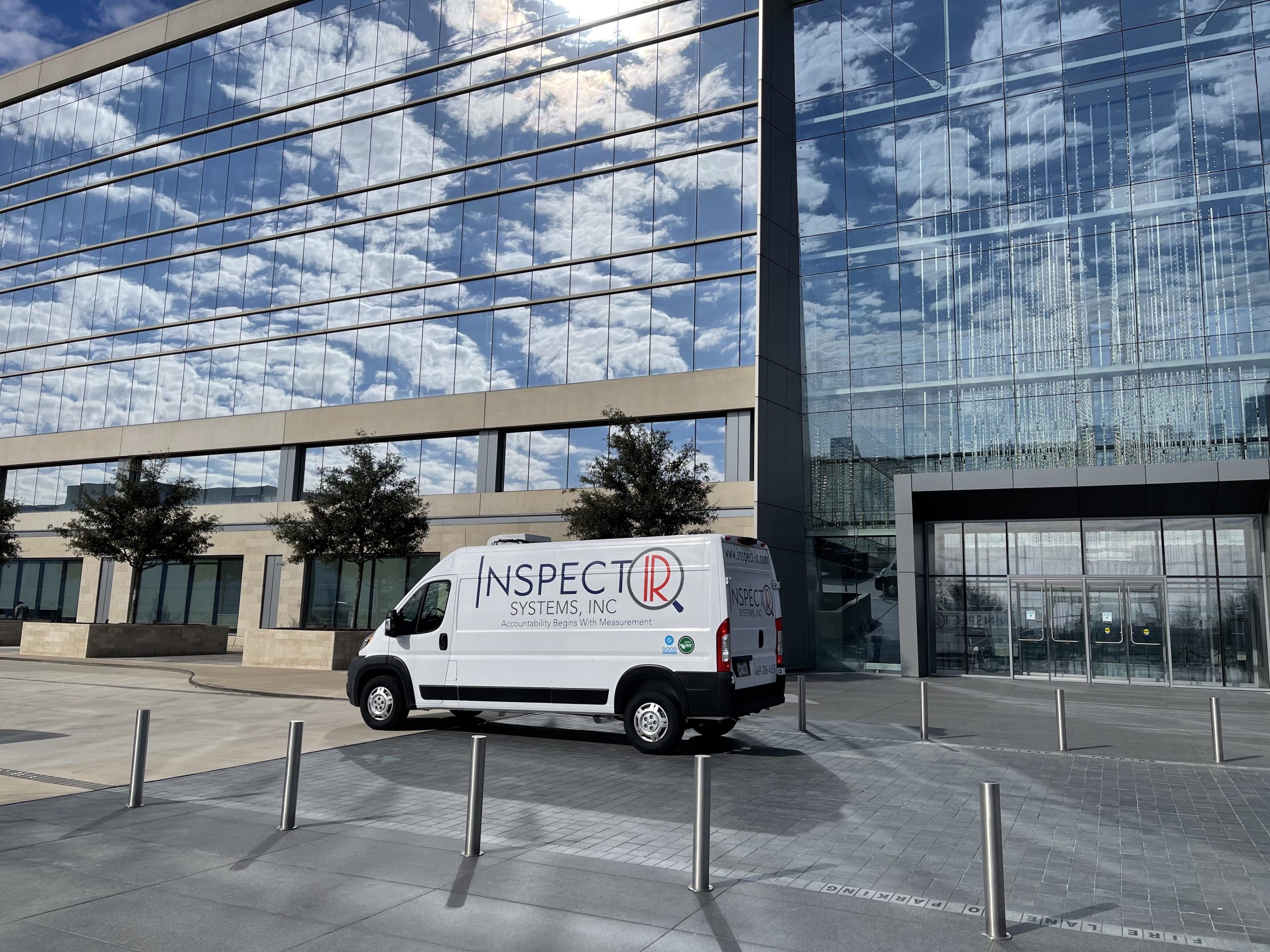 InspectIR Systems - van com logo na sede